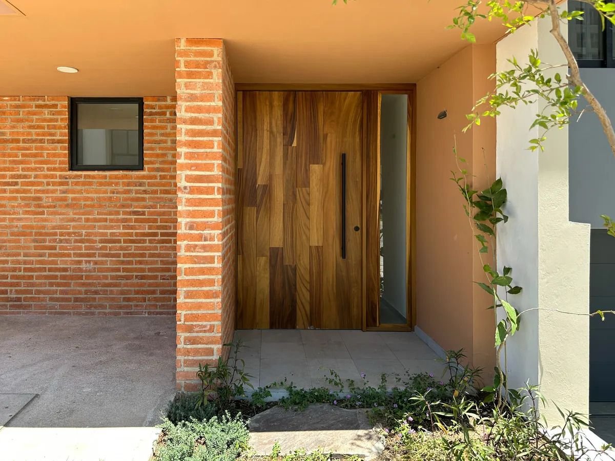 Acceso de madera y ladrillo de Casa 18