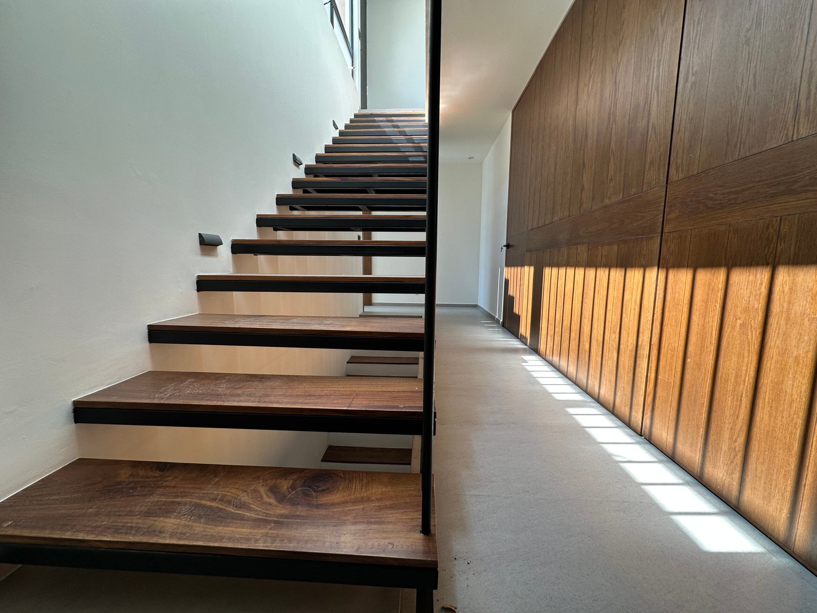Escalera y carpintería de Casa 18