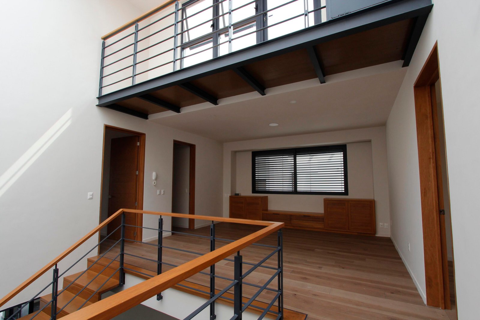 Doble altura, pasarela y escalera construidas en Casa CE3