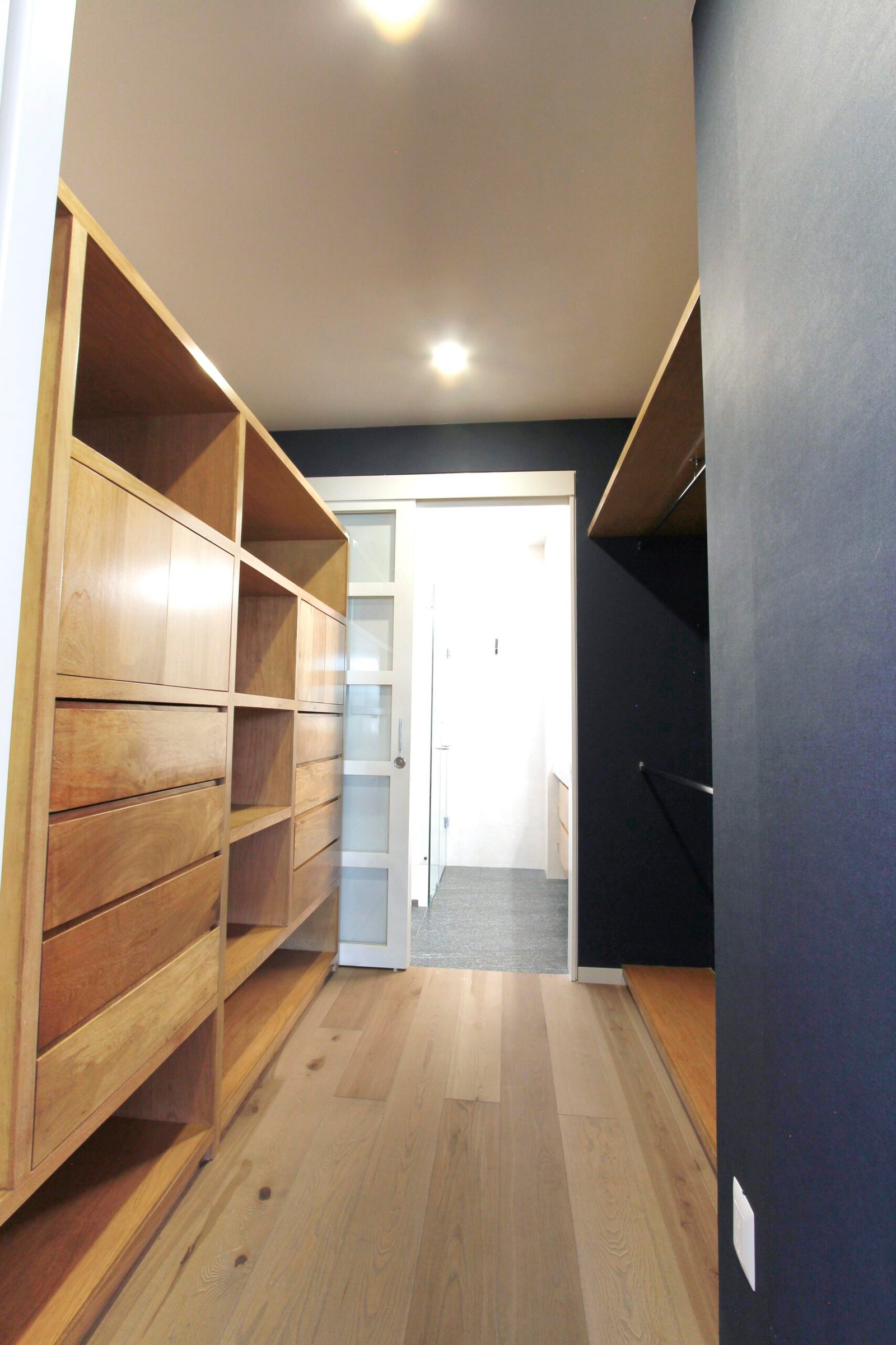 Vestidor de madera construido en Casa CE3