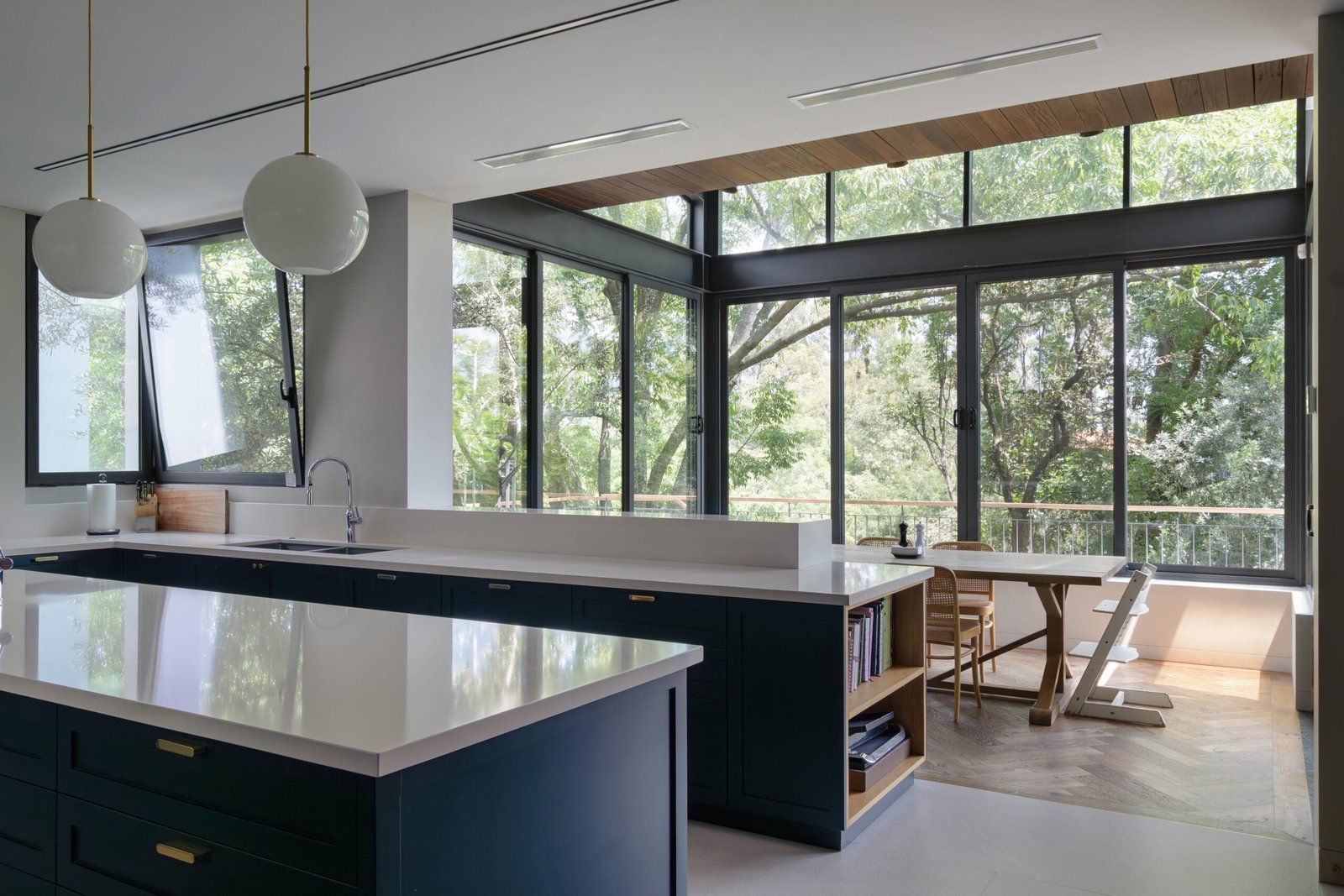 Cocina de Casa PSC abierta hacia la vegetación