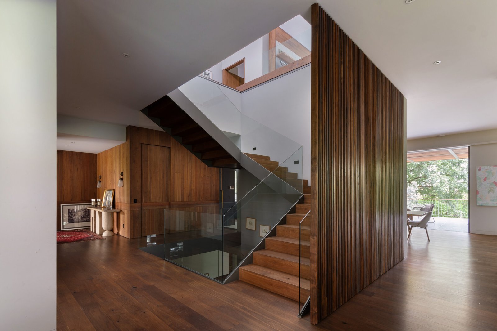 Escalera y materialidad vertical en Casa PSC