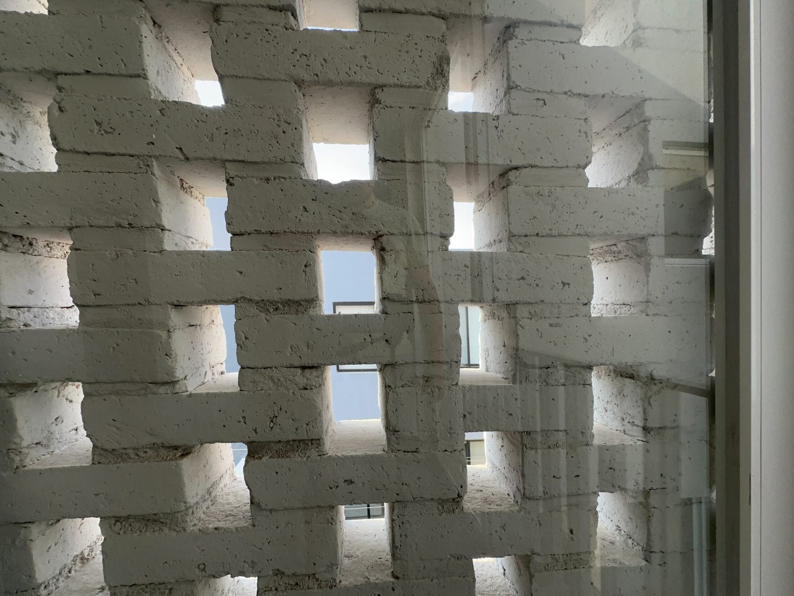 Detalle de celosía de ladrillo en Casas 35 y 36