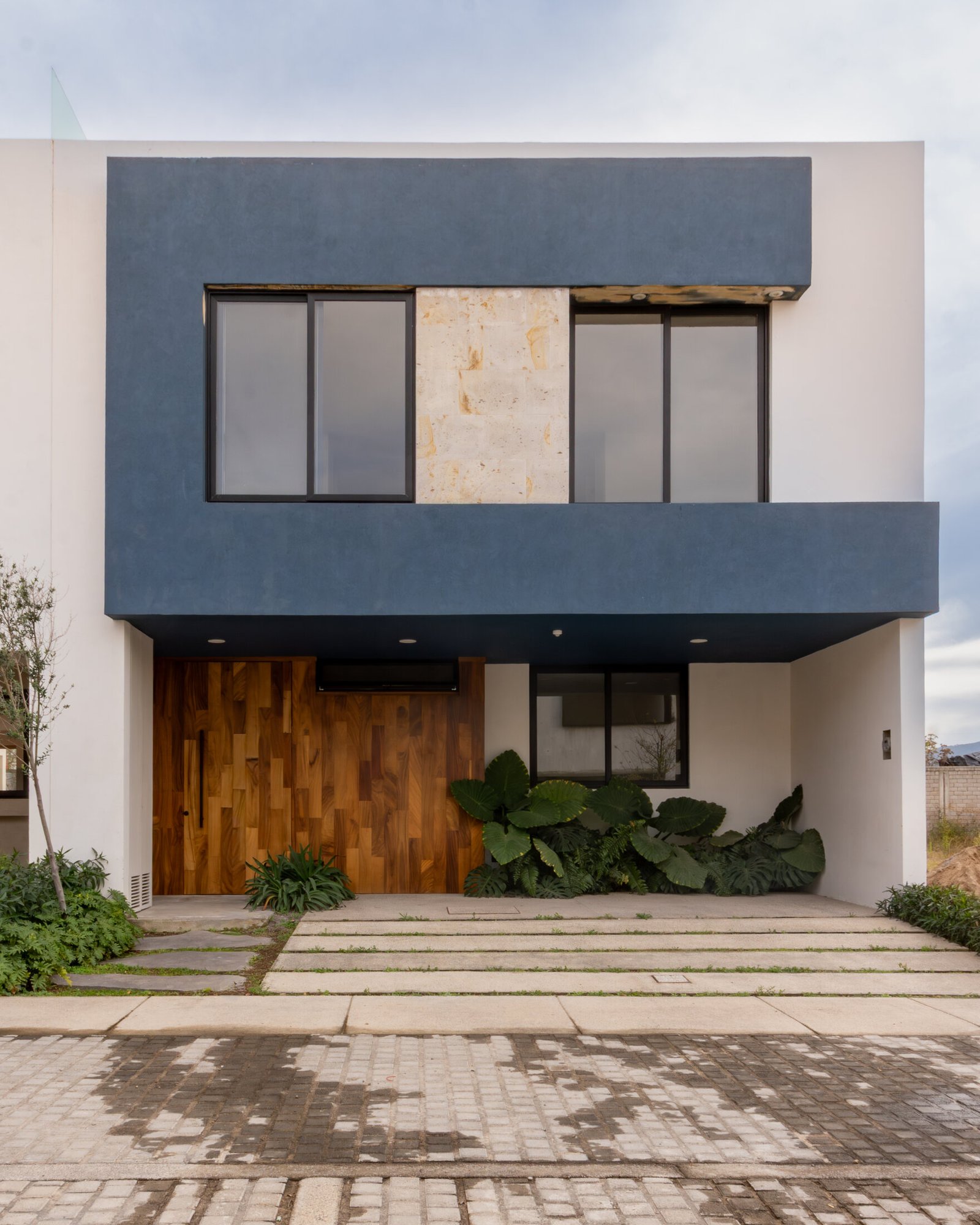 Fachada principal de Casa 35 en Valle Real, Zapopan