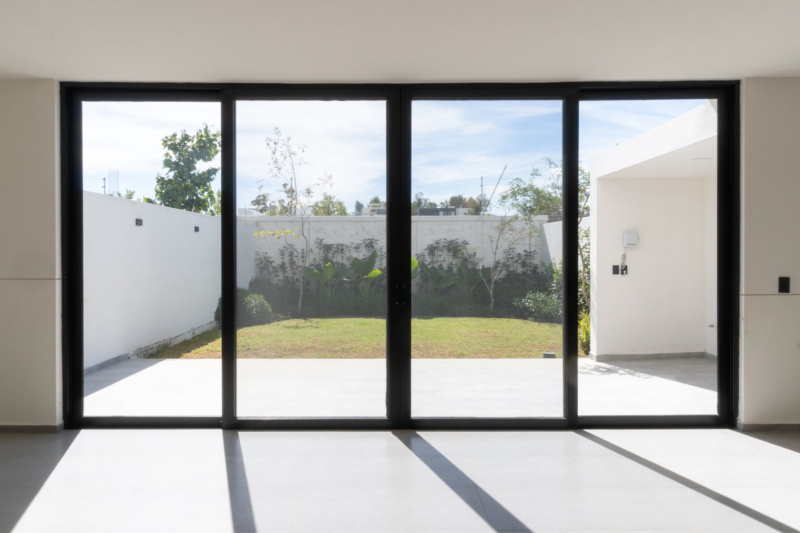 Vista desde el interior de Casa 35 hacia el jardín