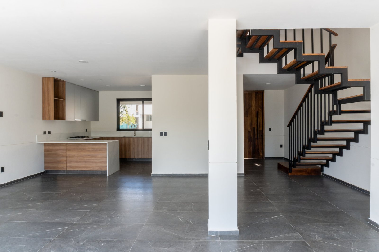 Gran salón de Casa 36 con cocina y escalera