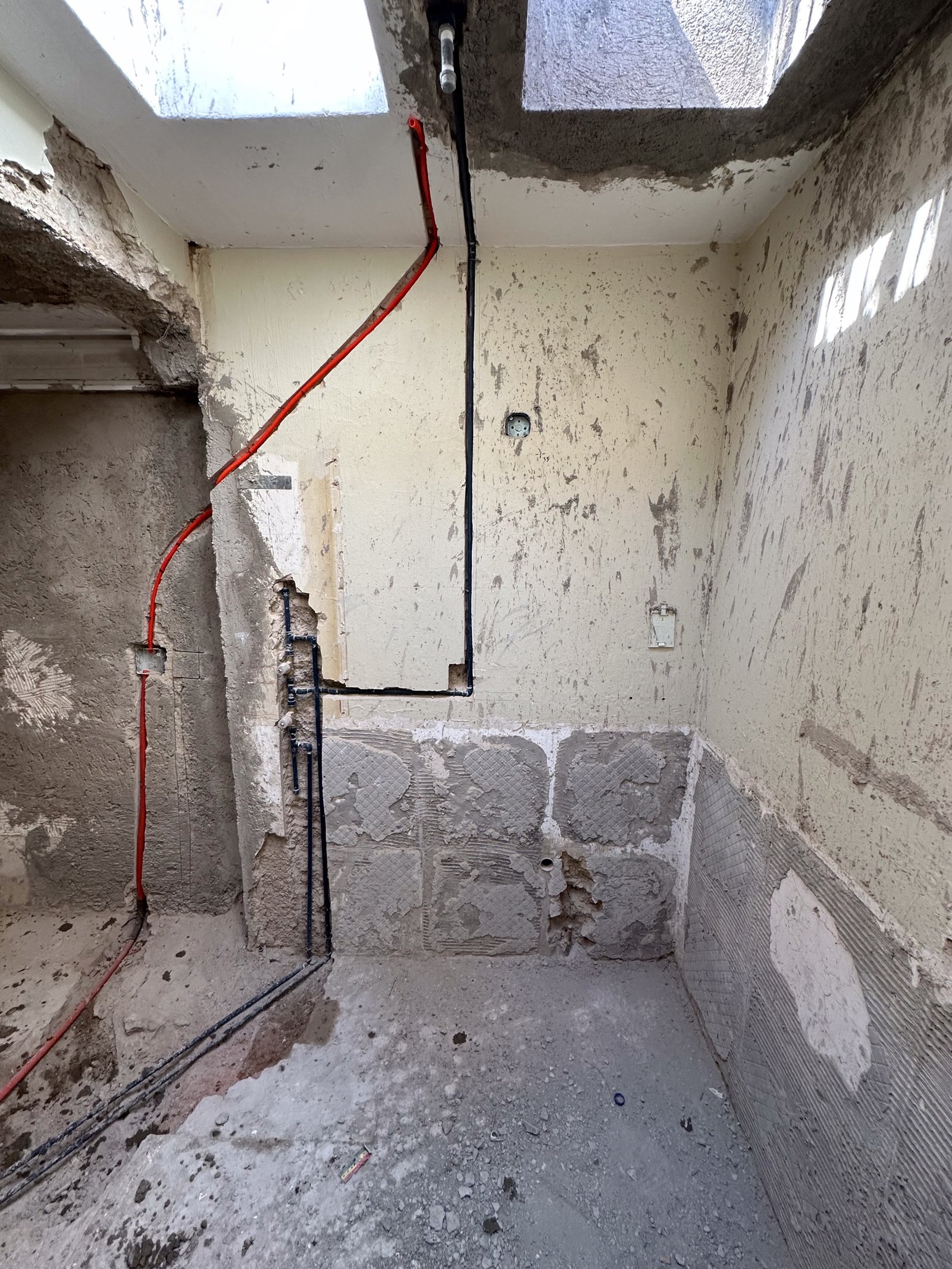 Instalaciones existentes expuestas durante una remodelación